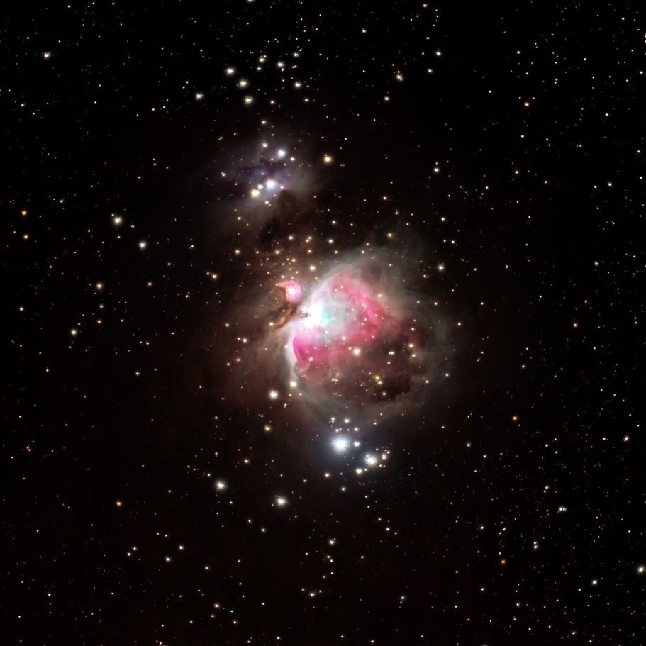 Farbige Nebel und Sterne in einer tiefen Weltraumszene.