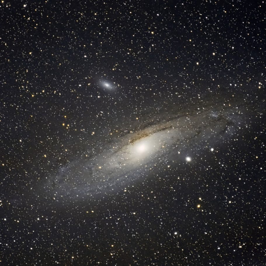 Das Andromedanebel, umgeben von Sternen auf einem dunklen Hintergrund.
