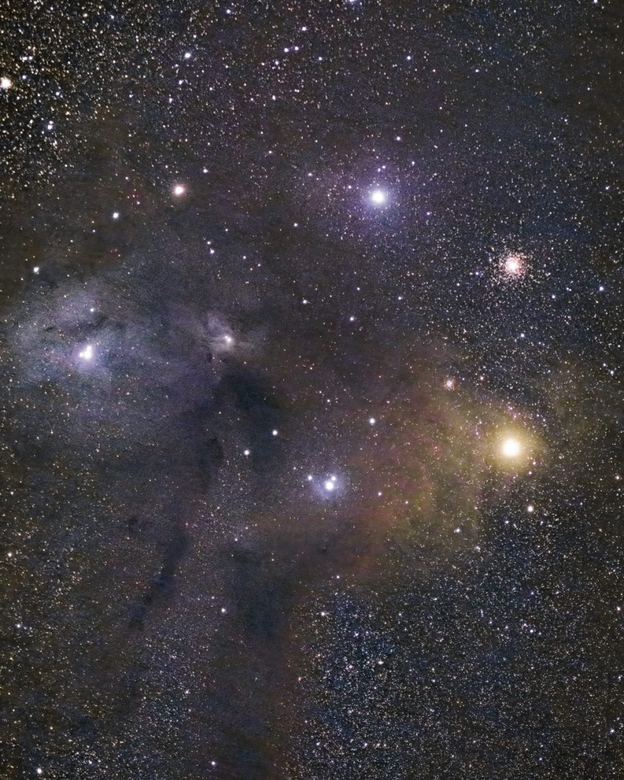 Sternenhimmel mit zahlreichen Sternen und nebulaähnlichen Strukturen.